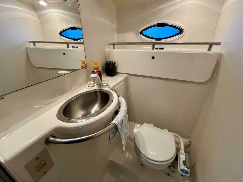 33ft Maxum Yacht For Sale