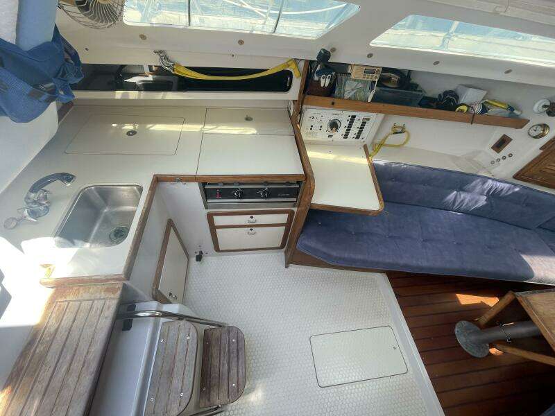 Black Dog 27ft Catalina Yacht For Sale