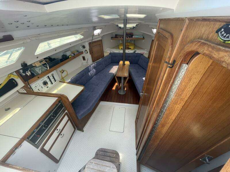 Black Dog 27ft Catalina Yacht For Sale