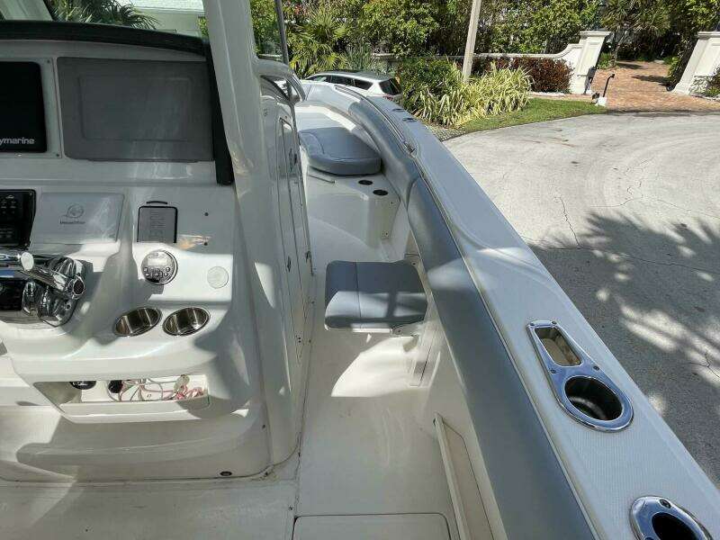 28ft Boston Whaler Yacht For Sale