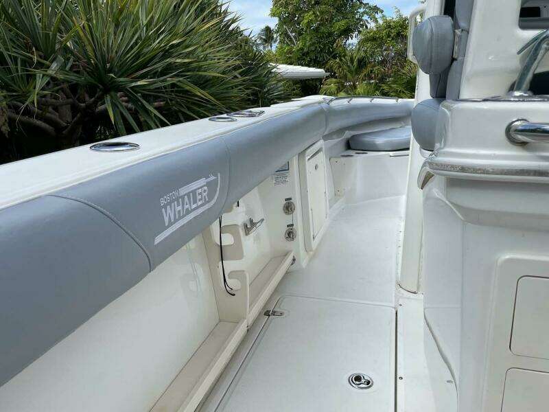 28ft Boston Whaler Yacht For Sale