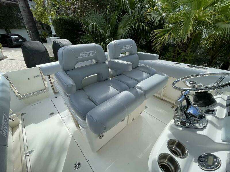 28ft Boston Whaler Yacht For Sale
