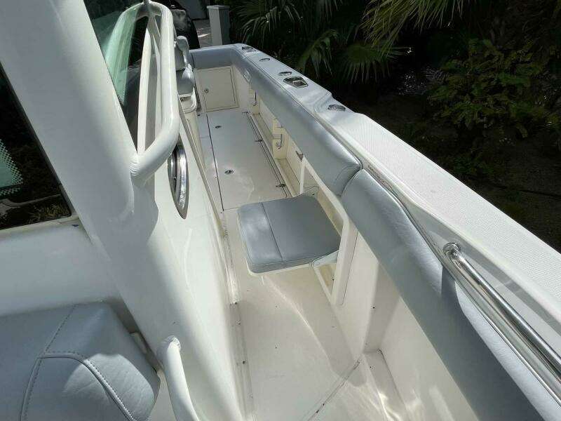 28ft Boston Whaler Yacht For Sale
