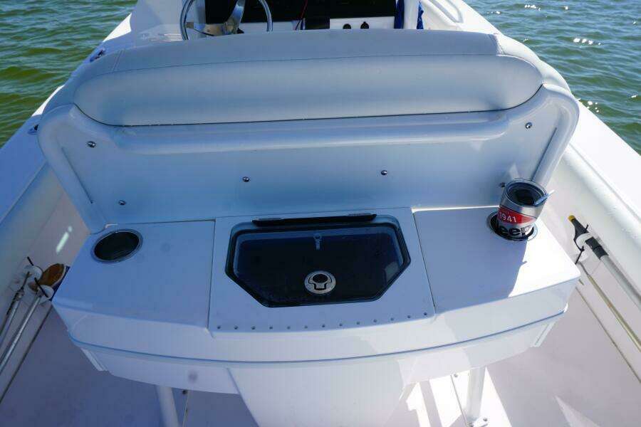 2022 25 Everglades 253cc Helm Seating Livewell