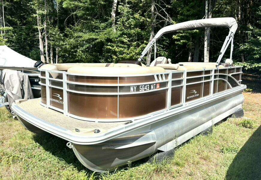 21ft Bennington Yacht For Sale