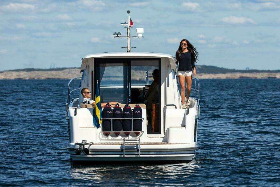 33ft Nimbus Yacht For Sale