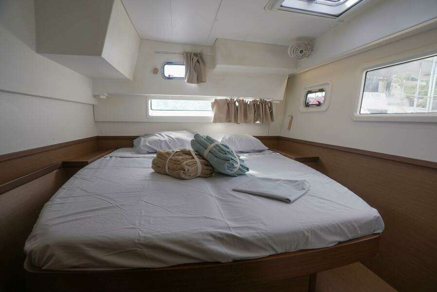 APRES SAIL 42ft Lagoon Yacht For Sale