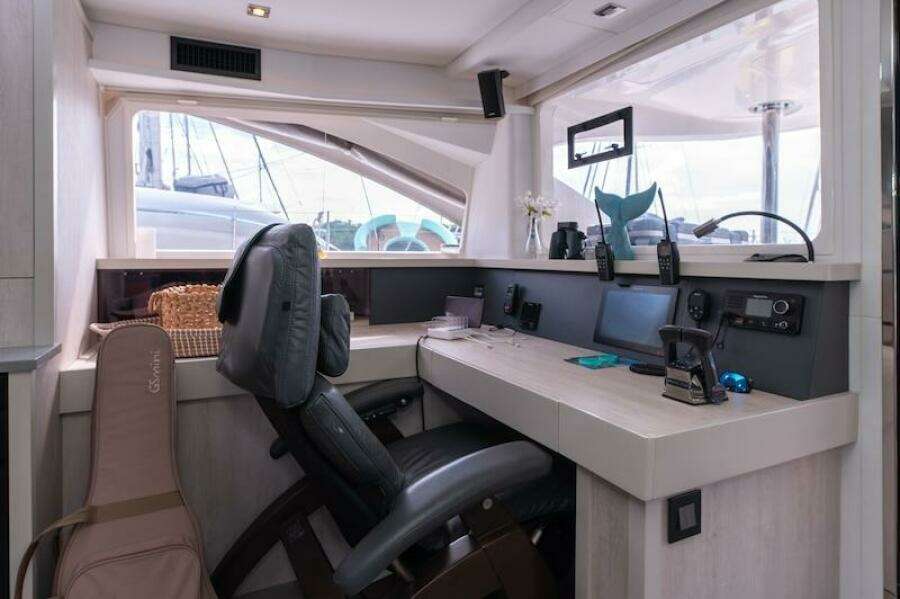 Leopard 58 navigation table