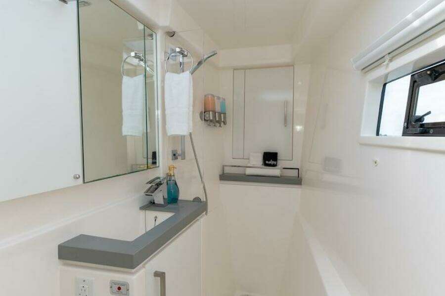 Catamaran Leopard 58 bathroom 