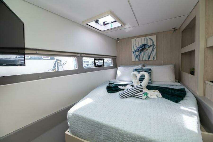 Catamaran Leopard 58 cabin