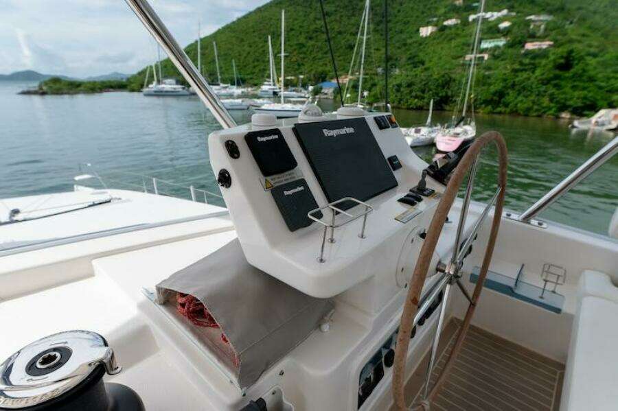 Catamaran Leopard 58 flybridge helm