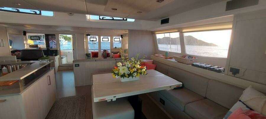 Leopard 58 dining area