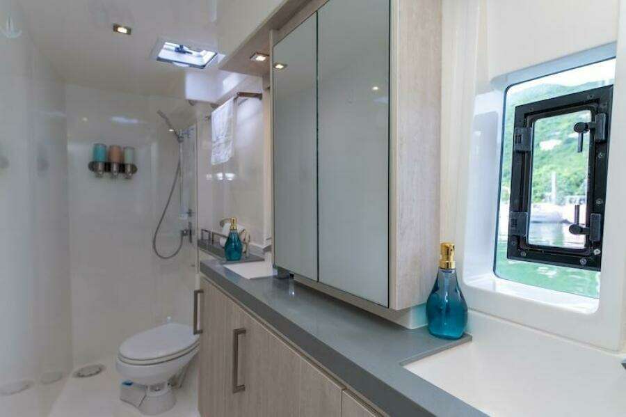 Catamaran Leopard 58 head