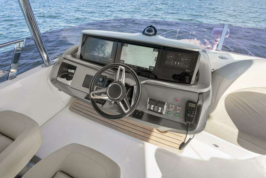 Princess F62 Stumped- Flybridge Helm