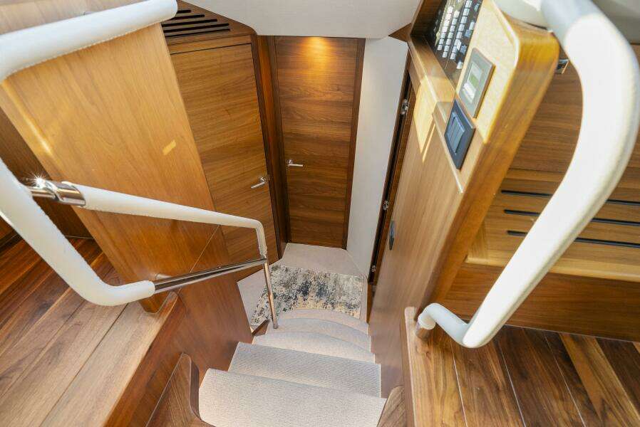 Princess F62 Stumped- Cabin Companionway