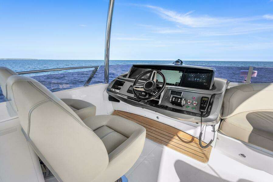 Princess F62 Stumped- Flybridge Helm