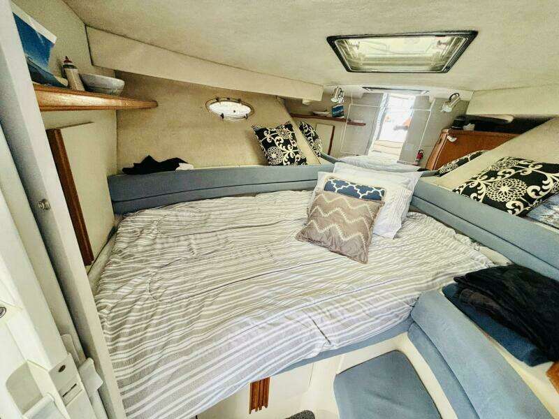 28ft Carver Yacht For Sale