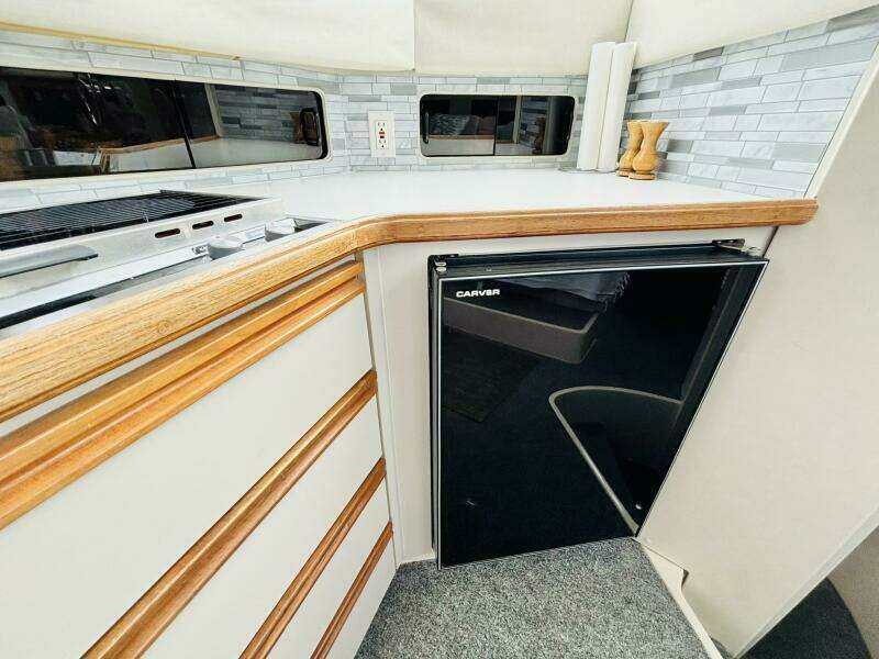 28ft Carver Yacht For Sale