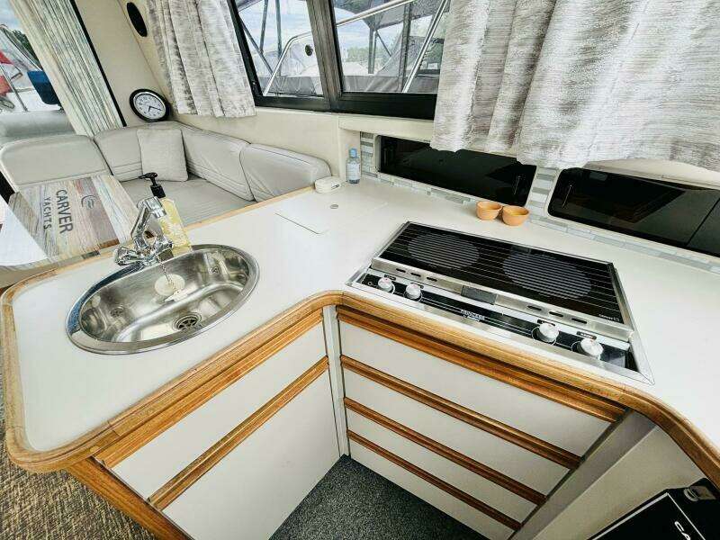 28ft Carver Yacht For Sale