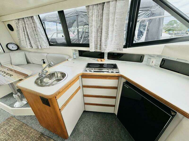 28ft Carver Yacht For Sale