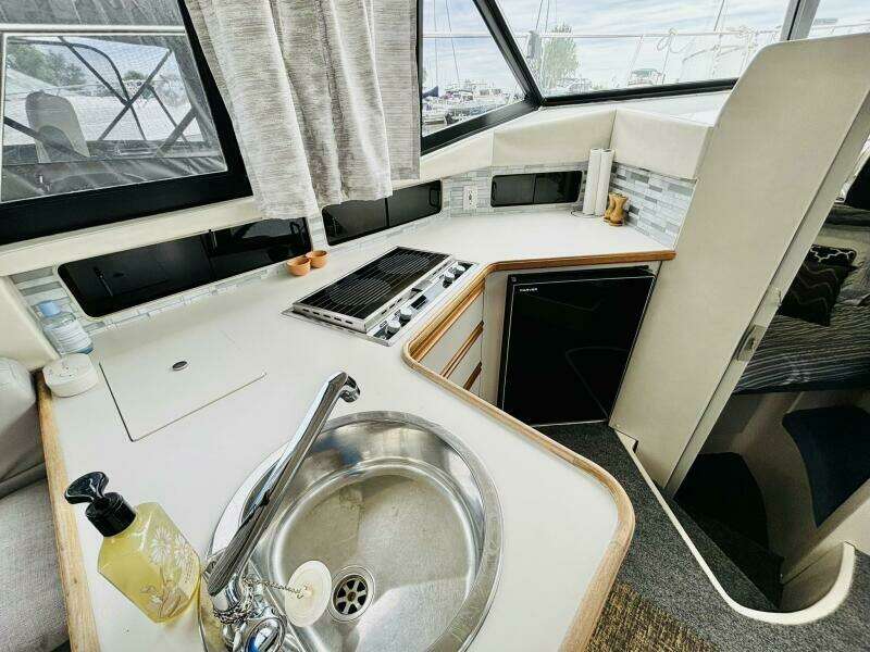 28ft Carver Yacht For Sale
