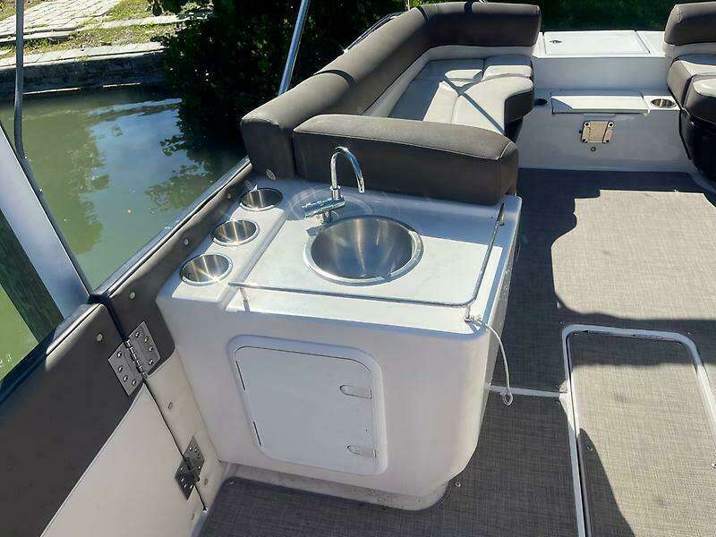 26ft Bayliner Yacht For Sale