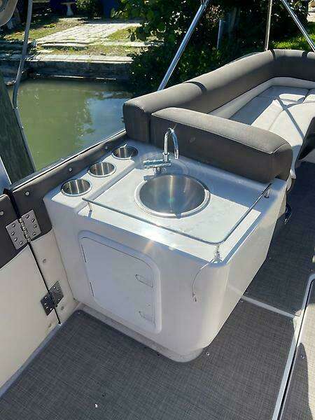 26ft Bayliner Yacht For Sale