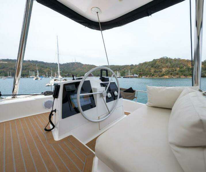 Catamaran Bali 4.8 Helm