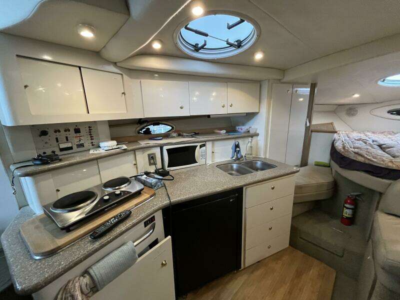 Low Fuss 33ft Maxum Yacht For Sale
