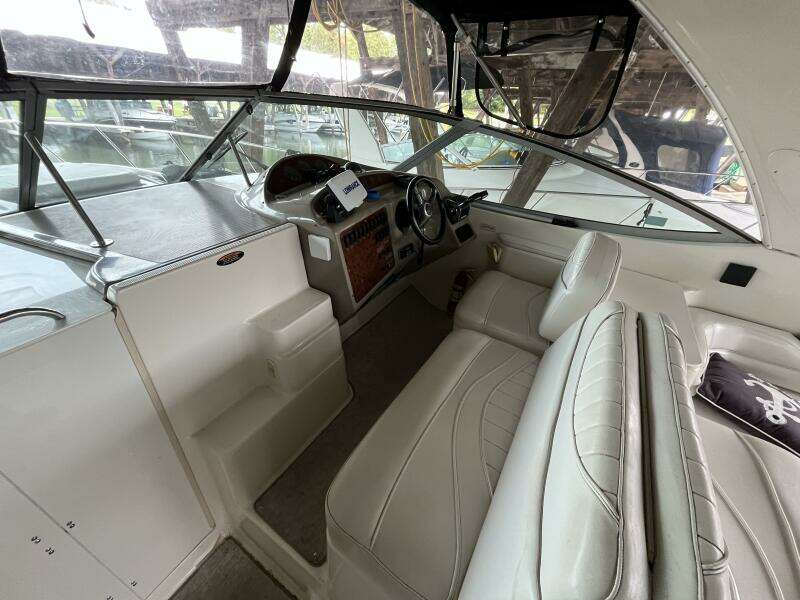 Low Fuss 33ft Maxum Yacht For Sale