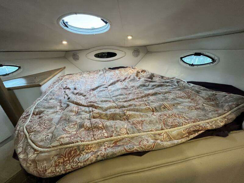 Low Fuss 33ft Maxum Yacht For Sale