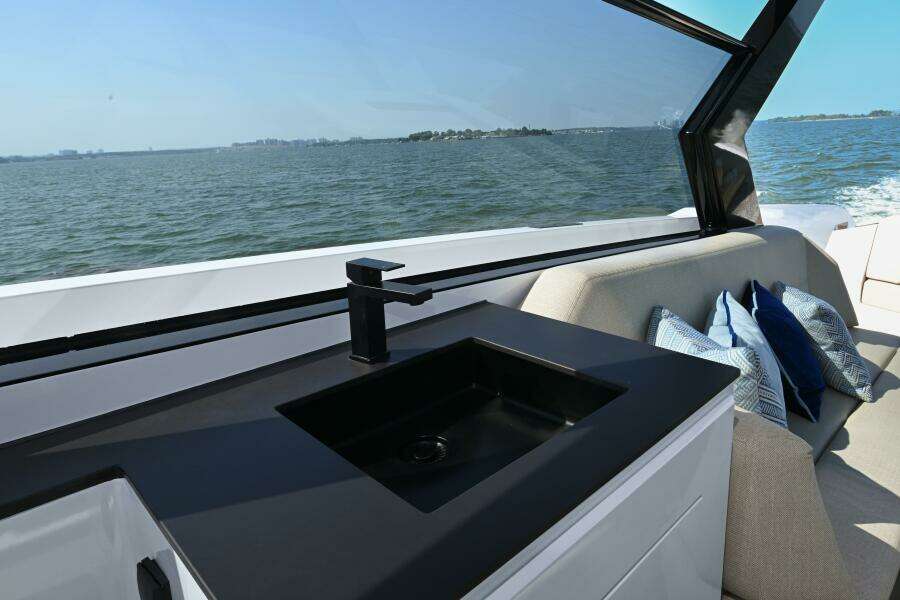 TAKE IT EASY V 58ft Vanquish Yachts Yacht For Sale