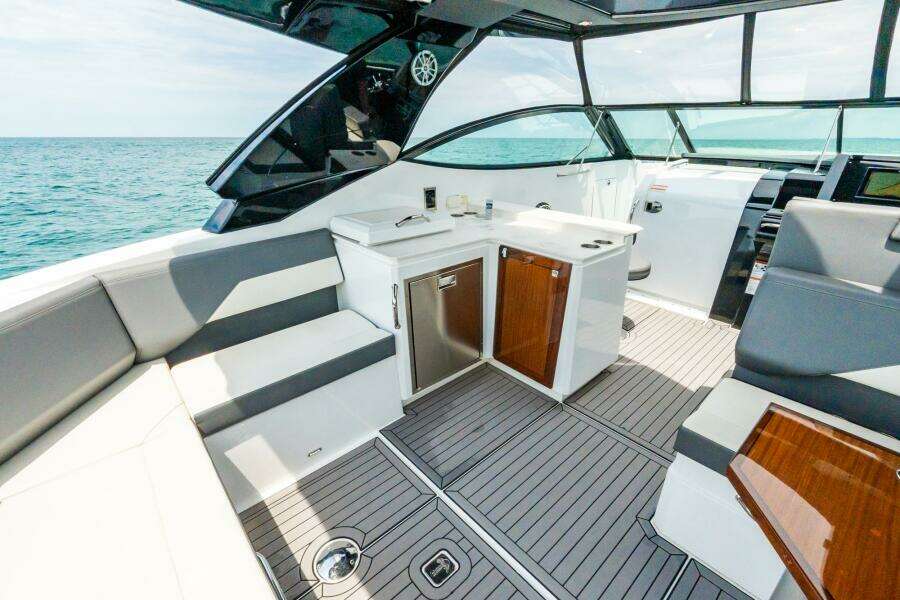 38ft Cruisers Yachts Yacht For Sale