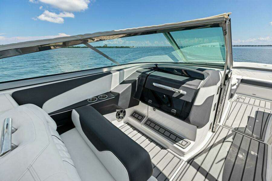 33ft Regal Yacht For Sale
