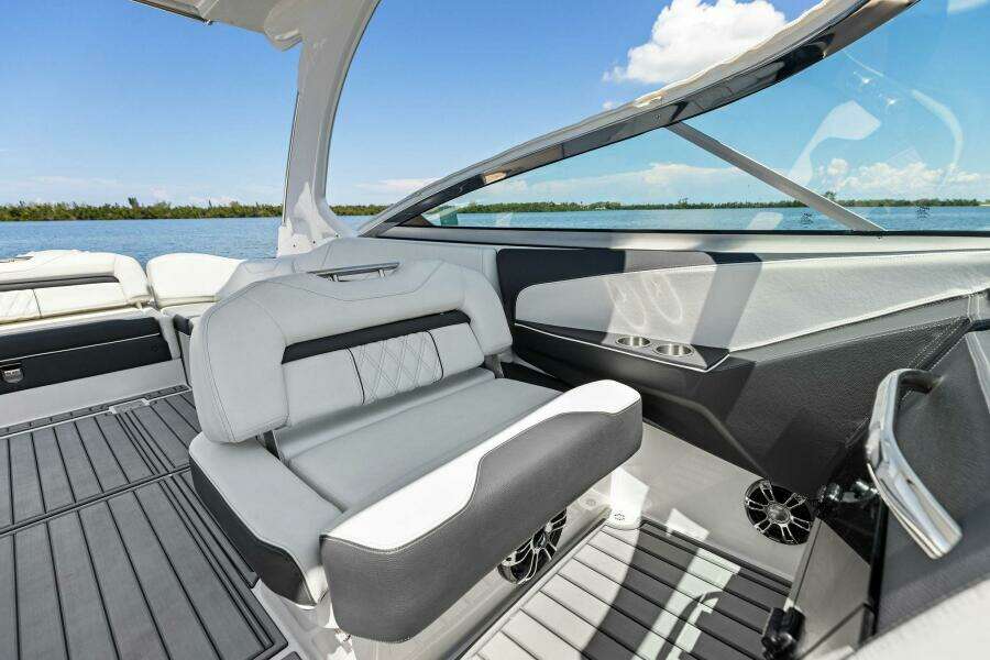 33ft Regal Yacht For Sale
