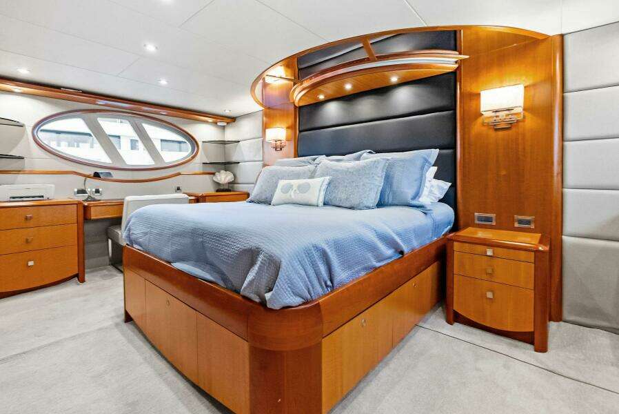Voyager 84ft Lazzara Yachts Yacht For Sale