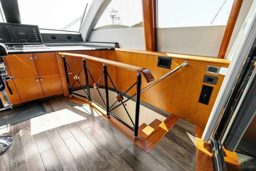 Voyager 84ft Lazzara Yachts Yacht For Sale