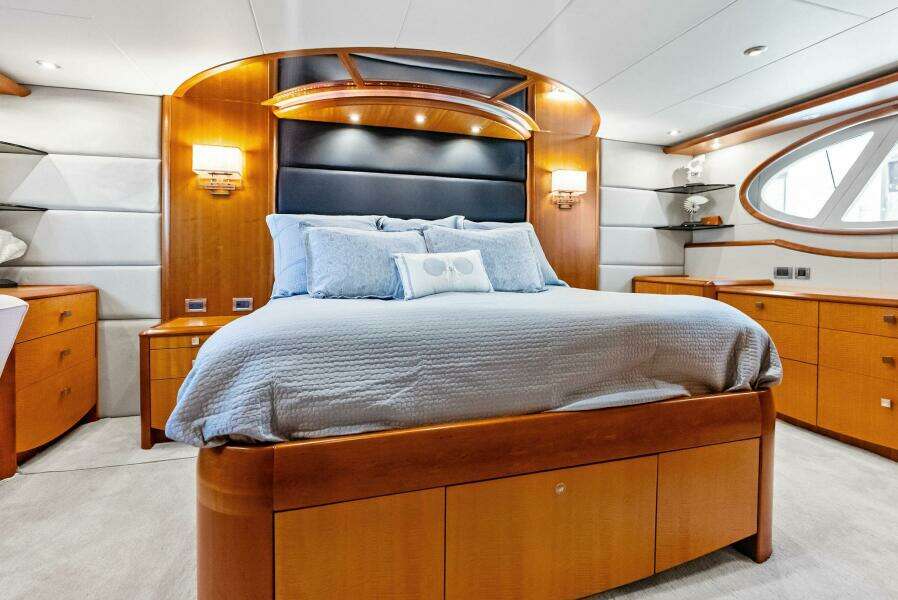 Voyager 84ft Lazzara Yachts Yacht For Sale