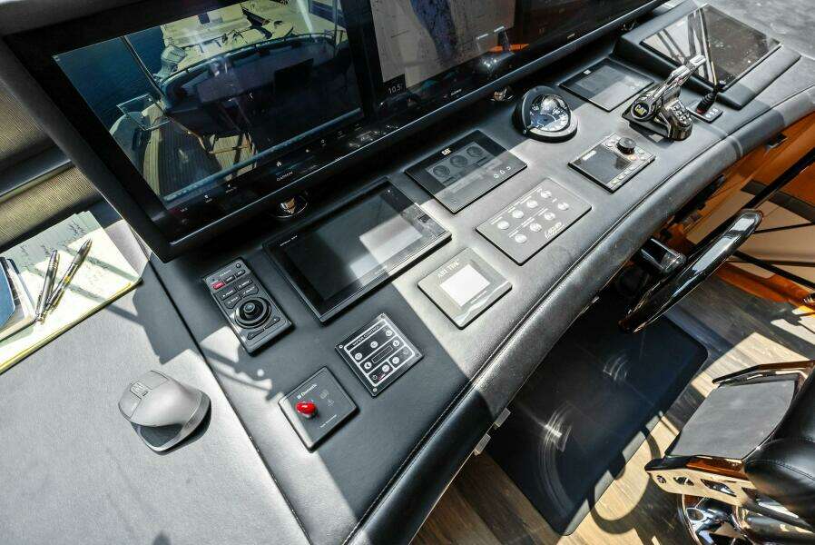 Voyager 84ft Lazzara Yachts Yacht For Sale