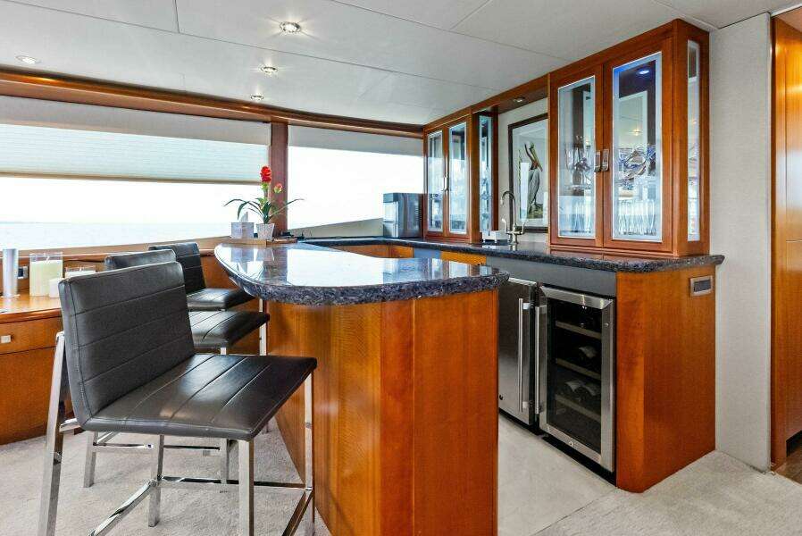 Voyager 84ft Lazzara Yachts Yacht For Sale