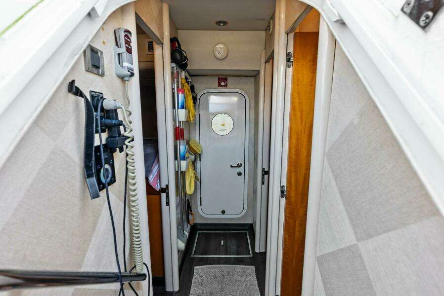 Voyager 84ft Lazzara Yachts Yacht For Sale