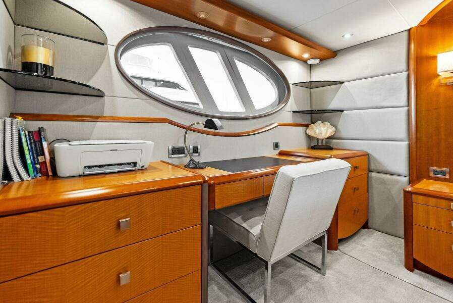 Voyager 84ft Lazzara Yachts Yacht For Sale
