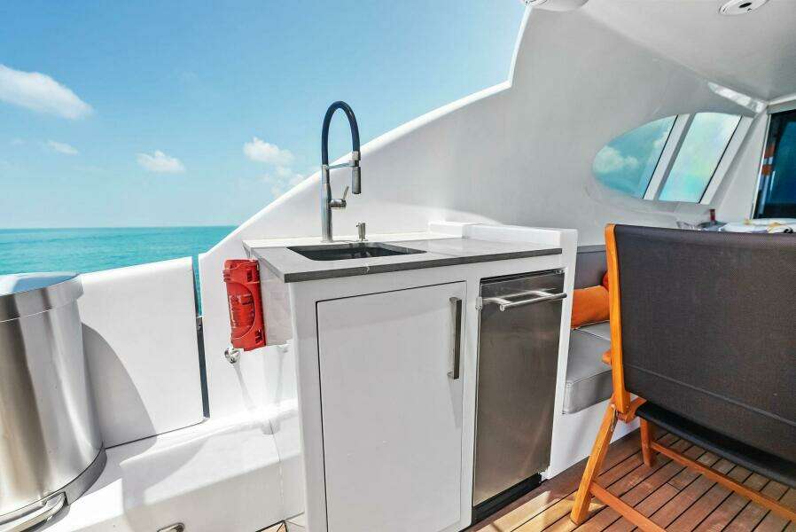 Voyager 84ft Lazzara Yachts Yacht For Sale