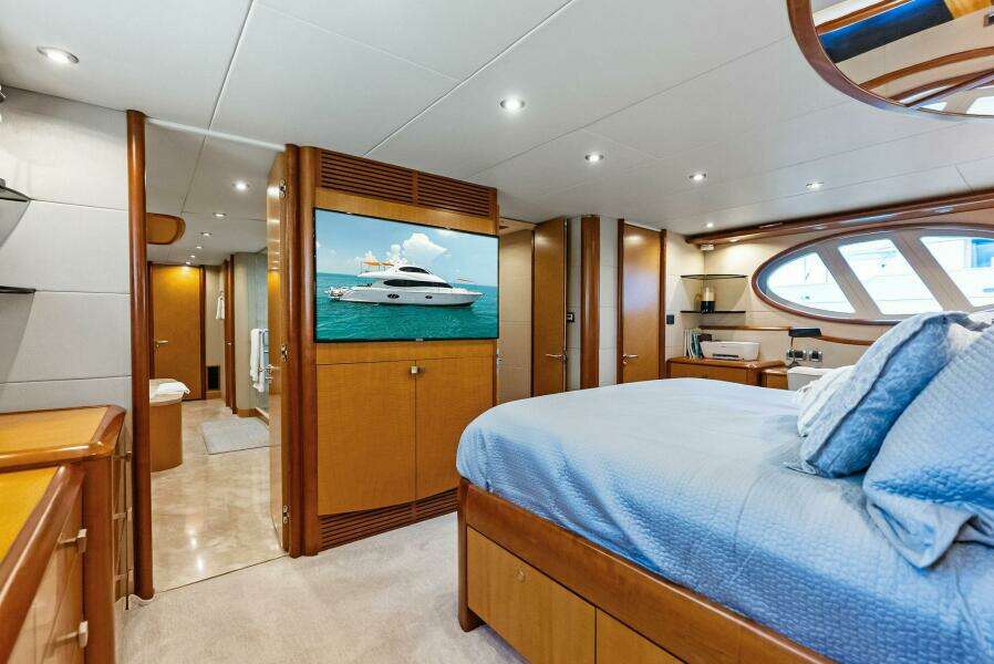 Voyager 84ft Lazzara Yachts Yacht For Sale