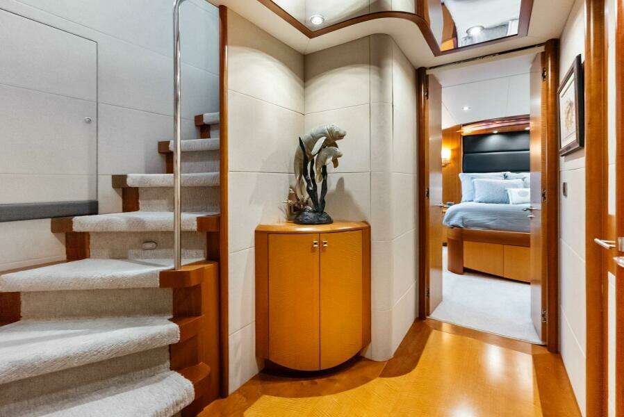 Voyager 84ft Lazzara Yachts Yacht For Sale