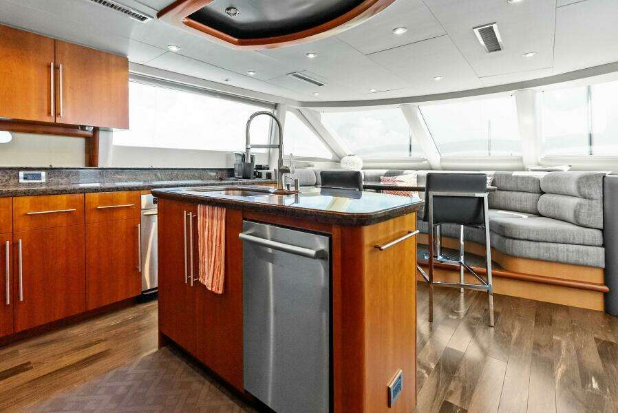 Voyager 84ft Lazzara Yachts Yacht For Sale