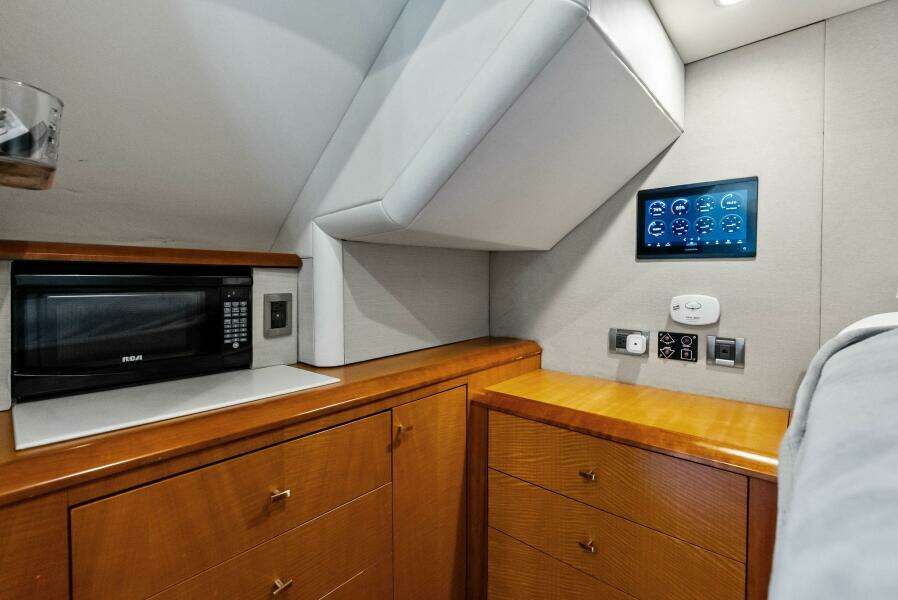 Voyager 84ft Lazzara Yachts Yacht For Sale