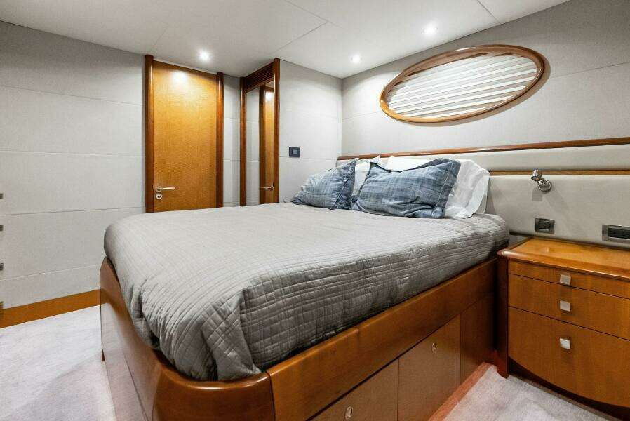 Voyager 84ft Lazzara Yachts Yacht For Sale