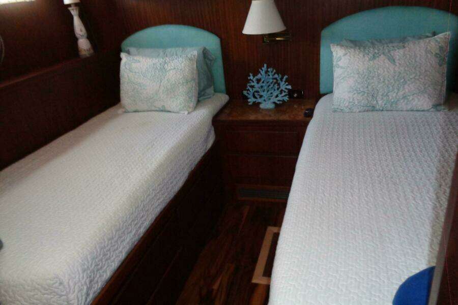Ivory Lady 70ft Hatteras Yacht For Sale
