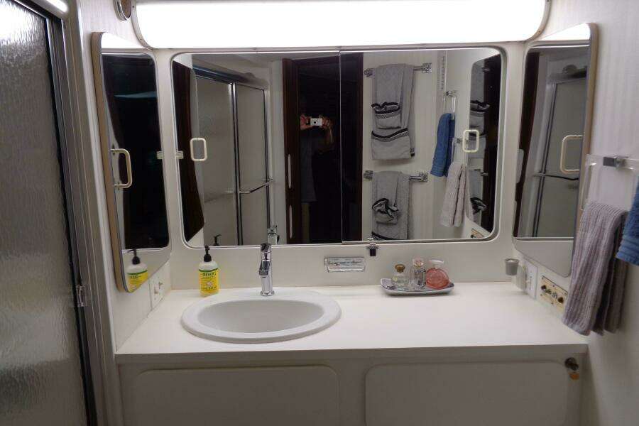 Ivory Lady 70ft Hatteras Yacht For Sale